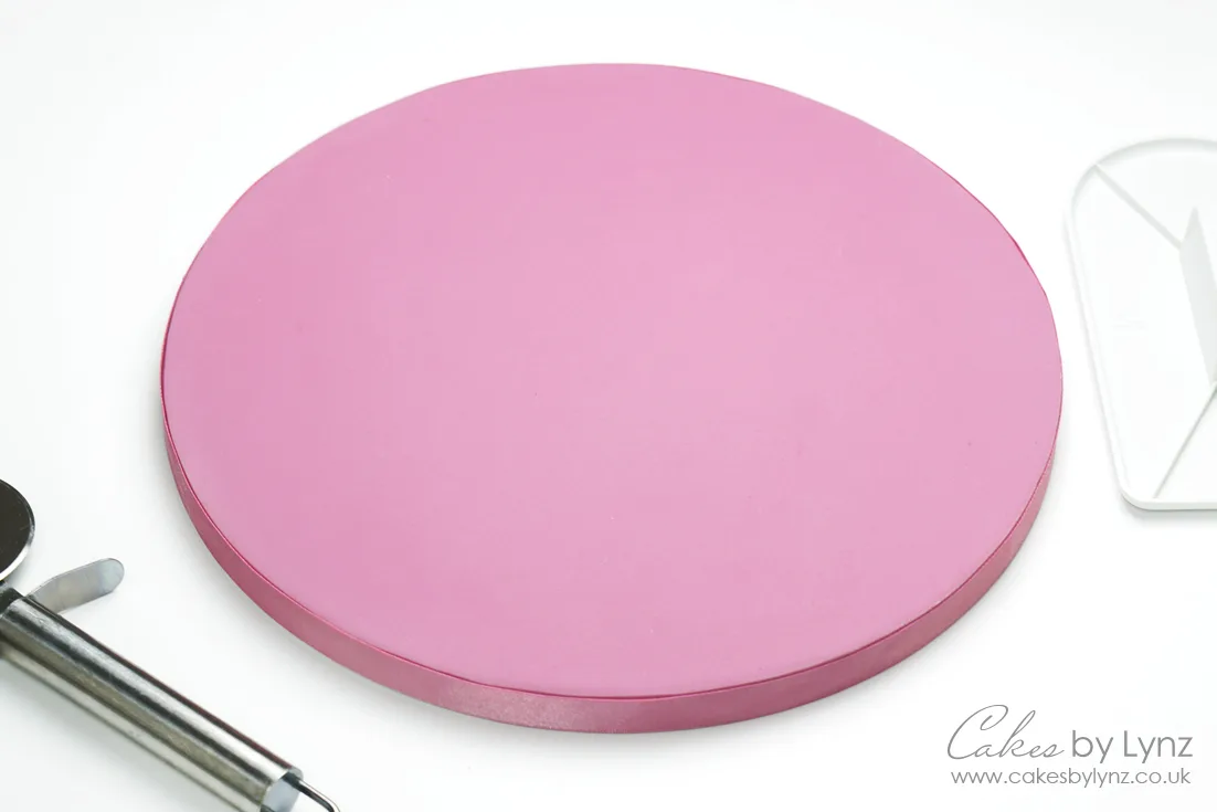 How to cover a cake board – Basic Fondant / Wood Grain / Stone Effect