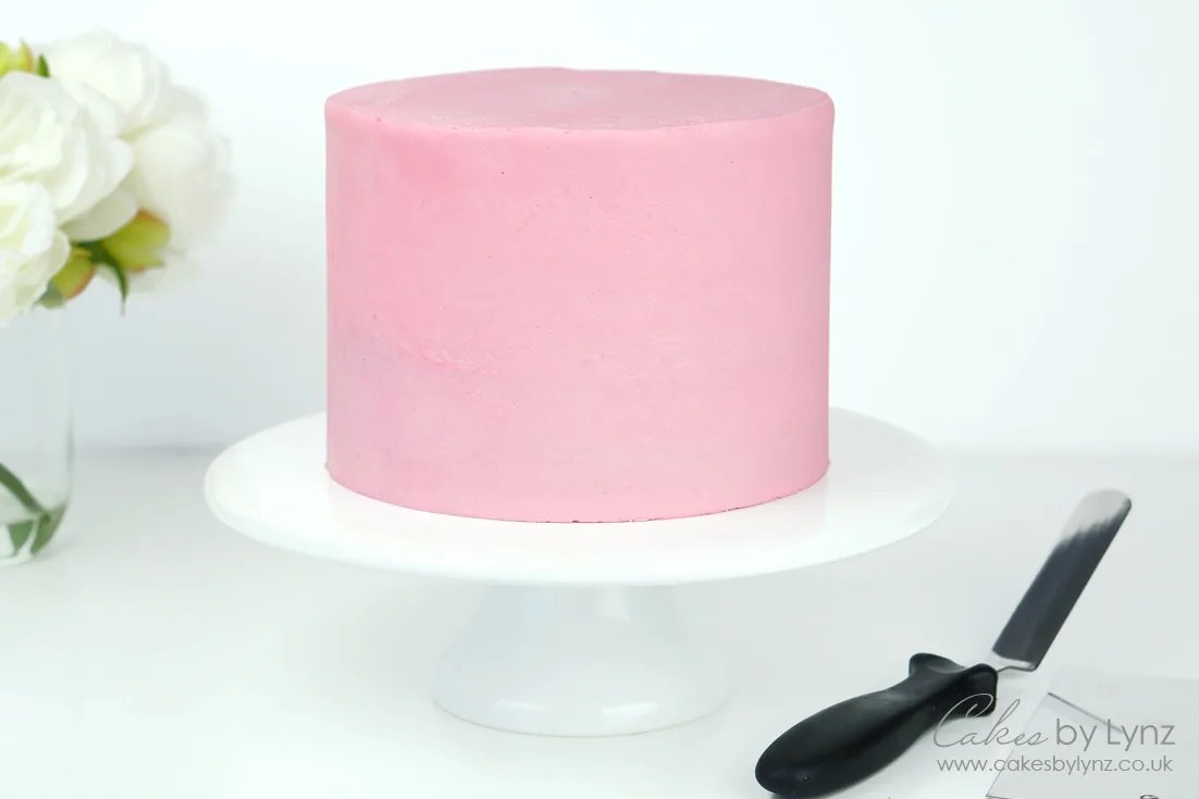 How to cover / frost a cake with buttercream and get smooth sides