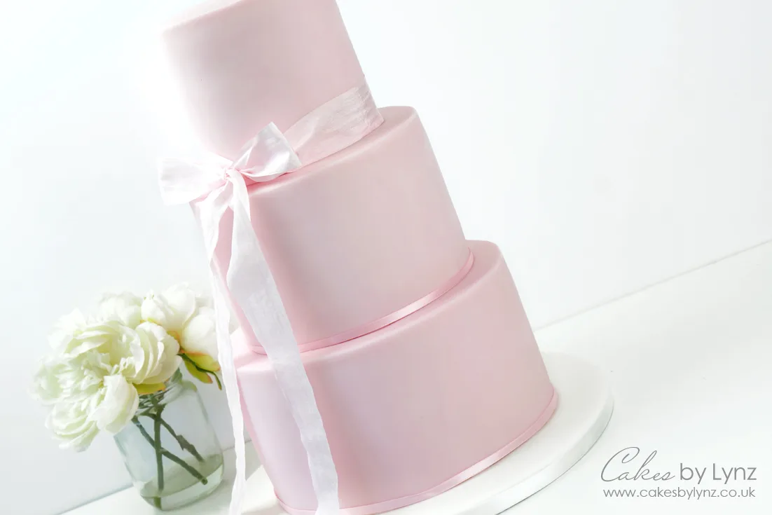 How to stack a tiered cake – Preparing, Doweling & Stacking your cakes