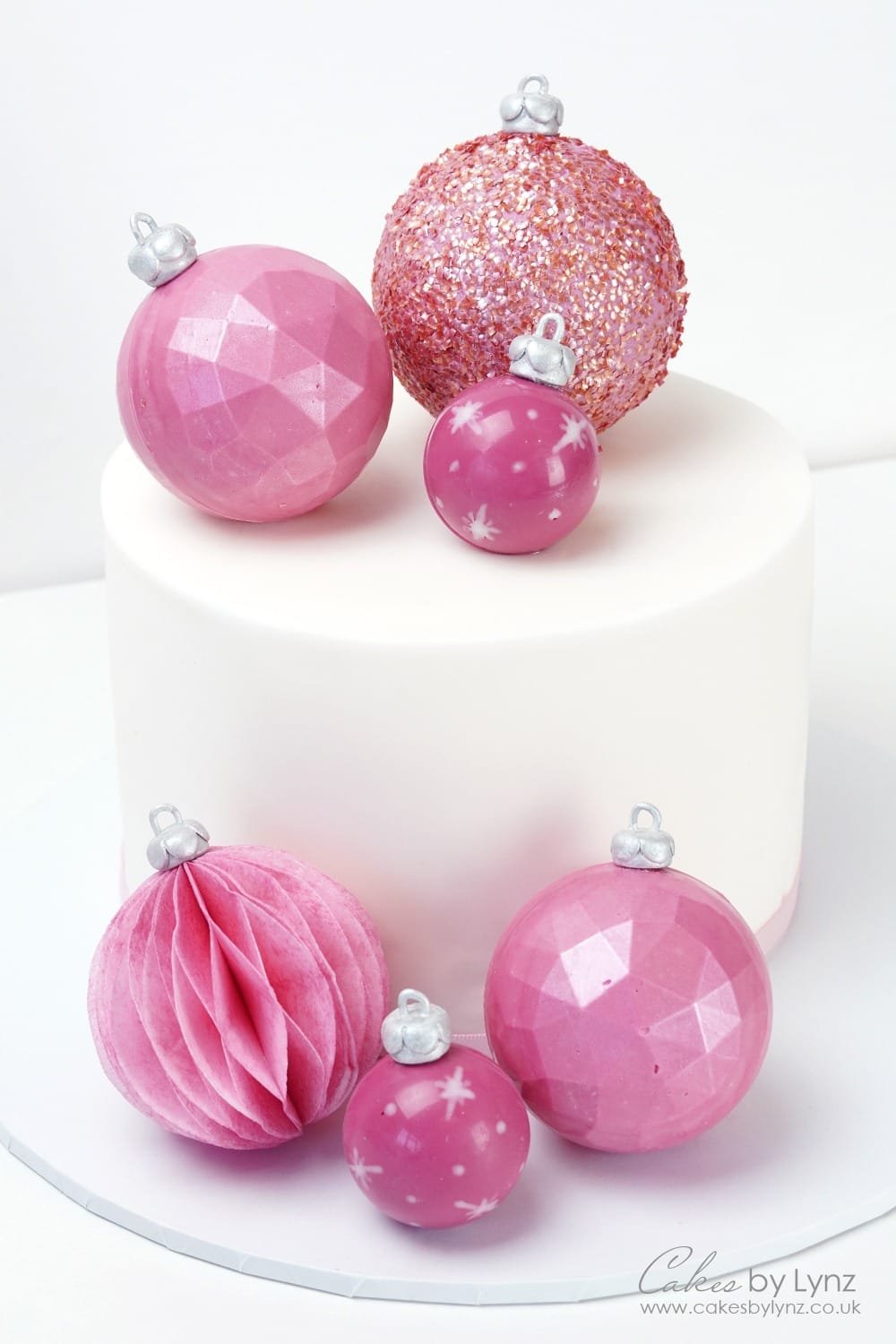 Edible bauble christmas cake toppers tutorial