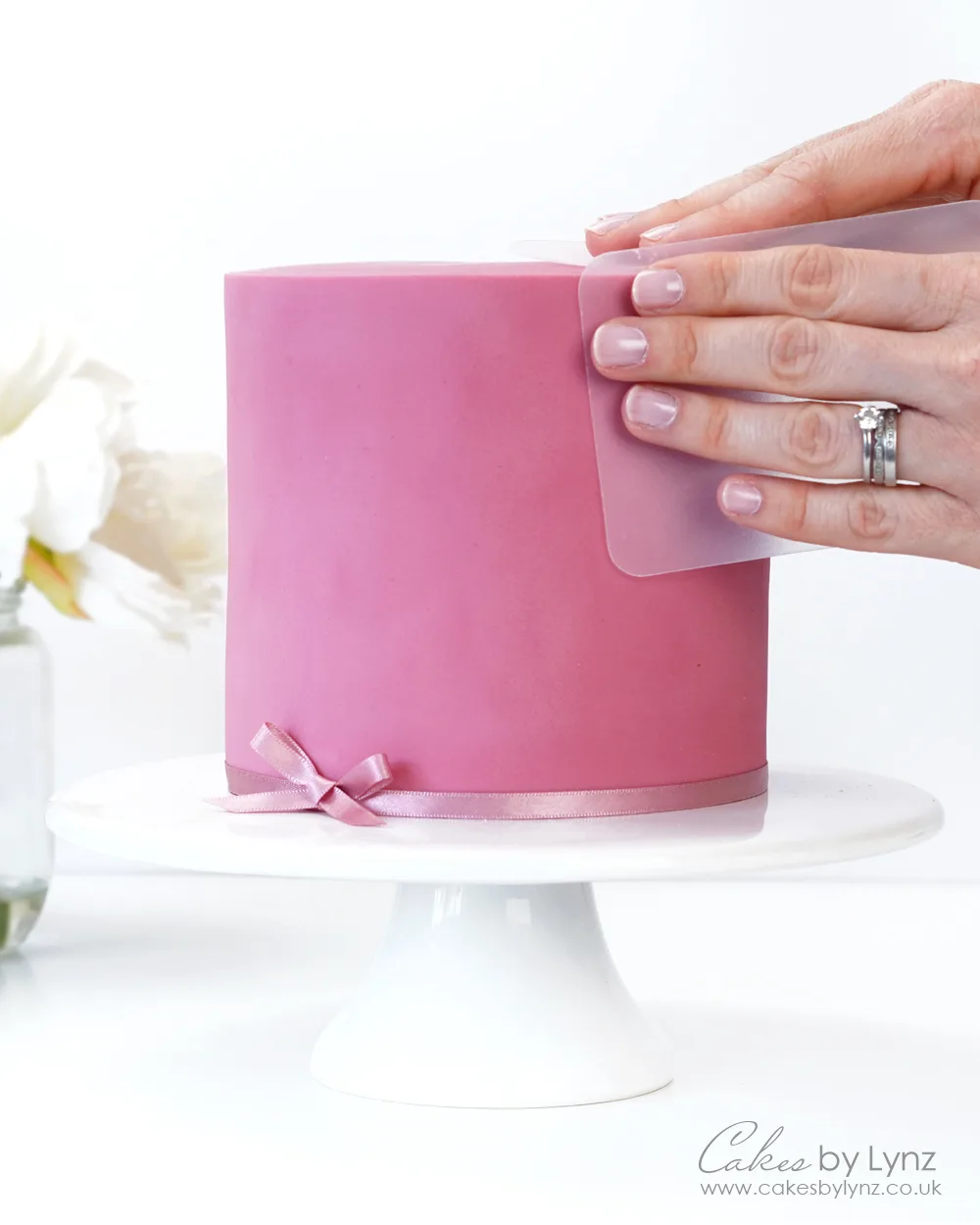 How to cover your cakes in fondant using the panelling method