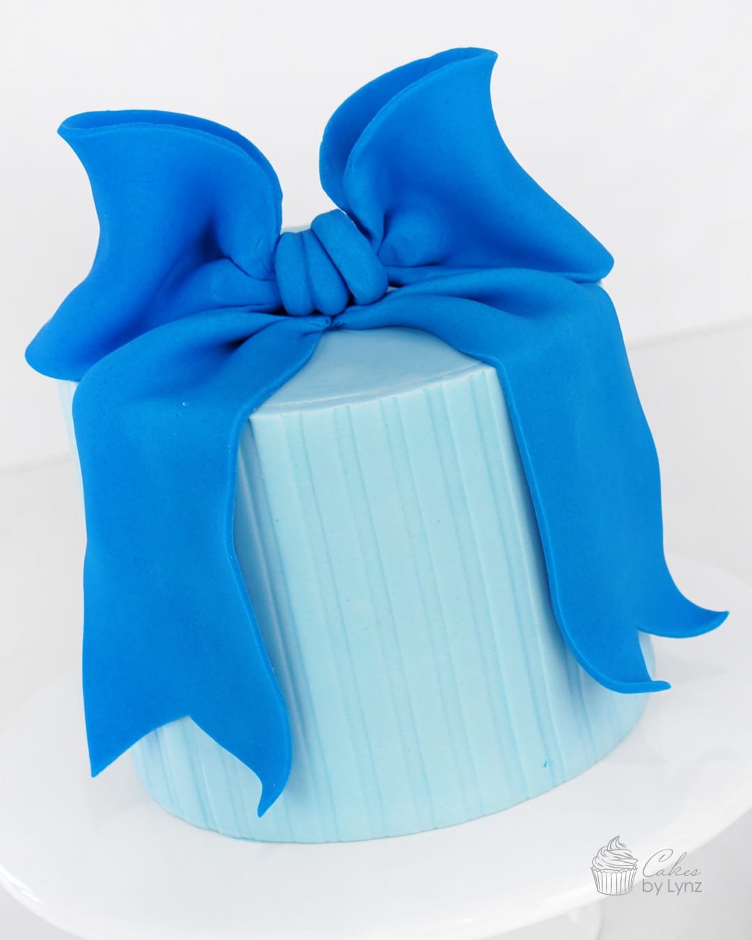 how to make a striped cake with a bow on the top