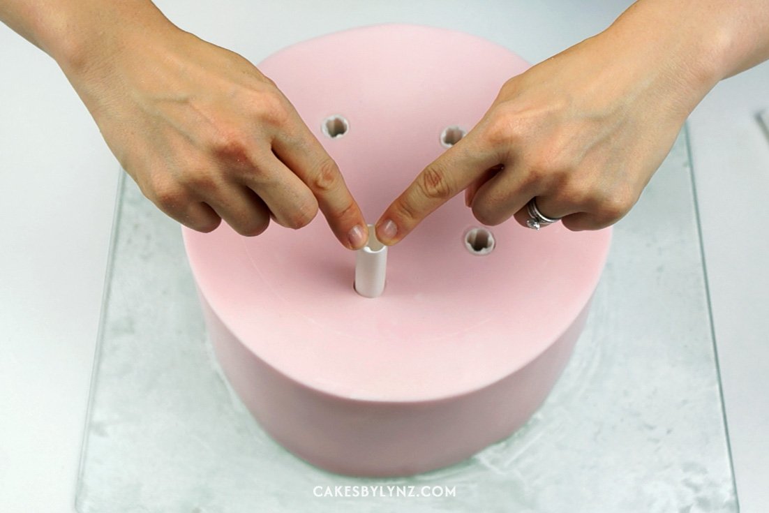 Preparing your cake by adding dowels for stacking