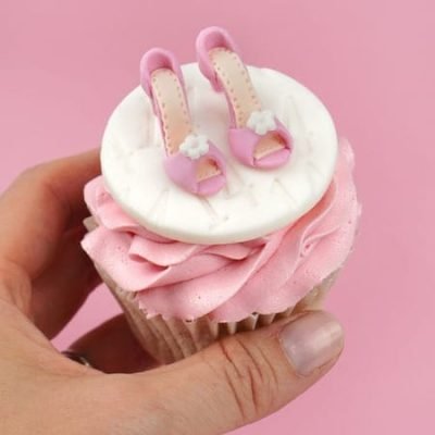 Mini shoes cupcake featured