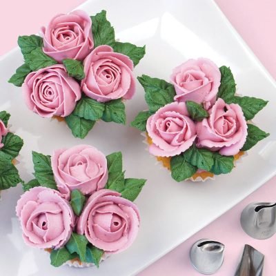 using piping tips to pipe buttercream roses