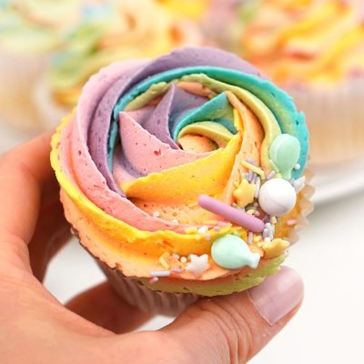 How to pipe Rainbow buttercream swirls tutorial